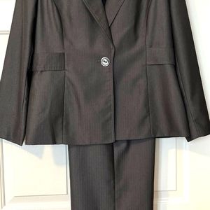 Kasper Women's Grey Pantsuit Size 14